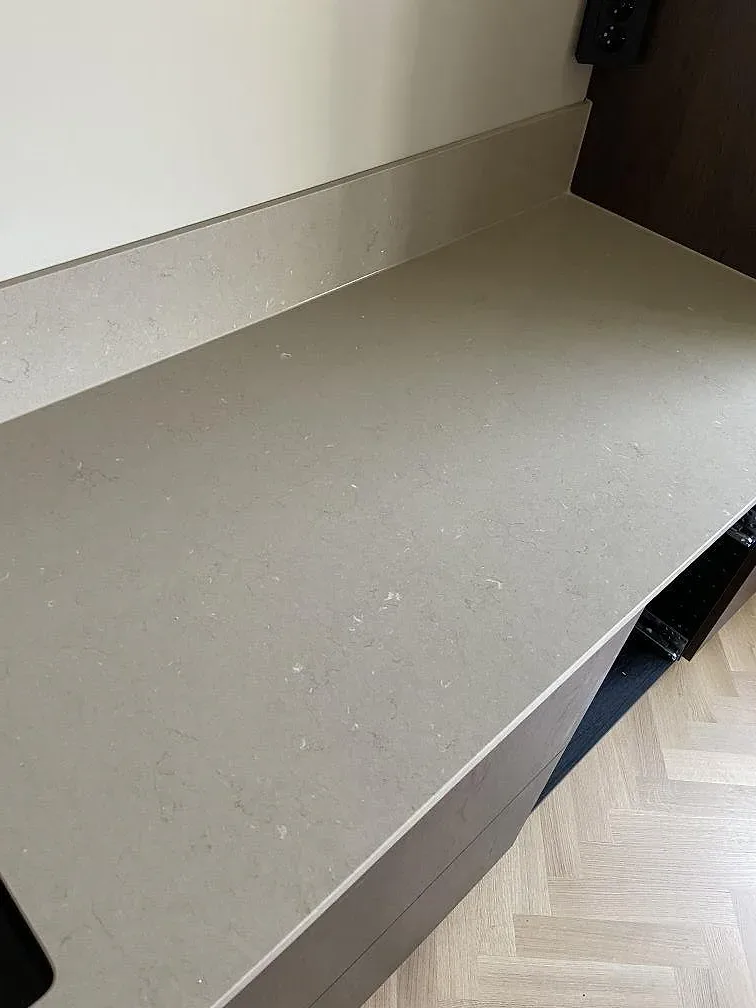 Ovanifrån av den greige Silestone Coral Clay köksbänkskivans yta med diskret melerad ådring i Göteborg.