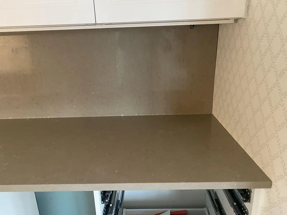 Bänkskiva i Silestone Coral Clay med uppdraget stänkskydd i samma greige kvartskomposit i ett kök i Grebbestad.
