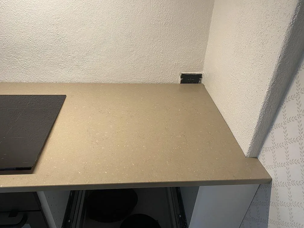 Polerad bänkskiva i Silestone Coral Clay med hörnskarvning i ett kök i Grebbestad.