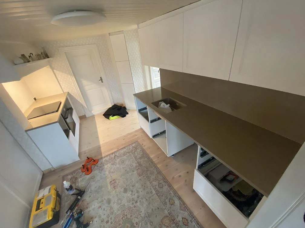 Köksrunda i Silestone Coral Clay sedd ovanifrån med underlimmad rostfri diskho i ett kök i Grebbestad.