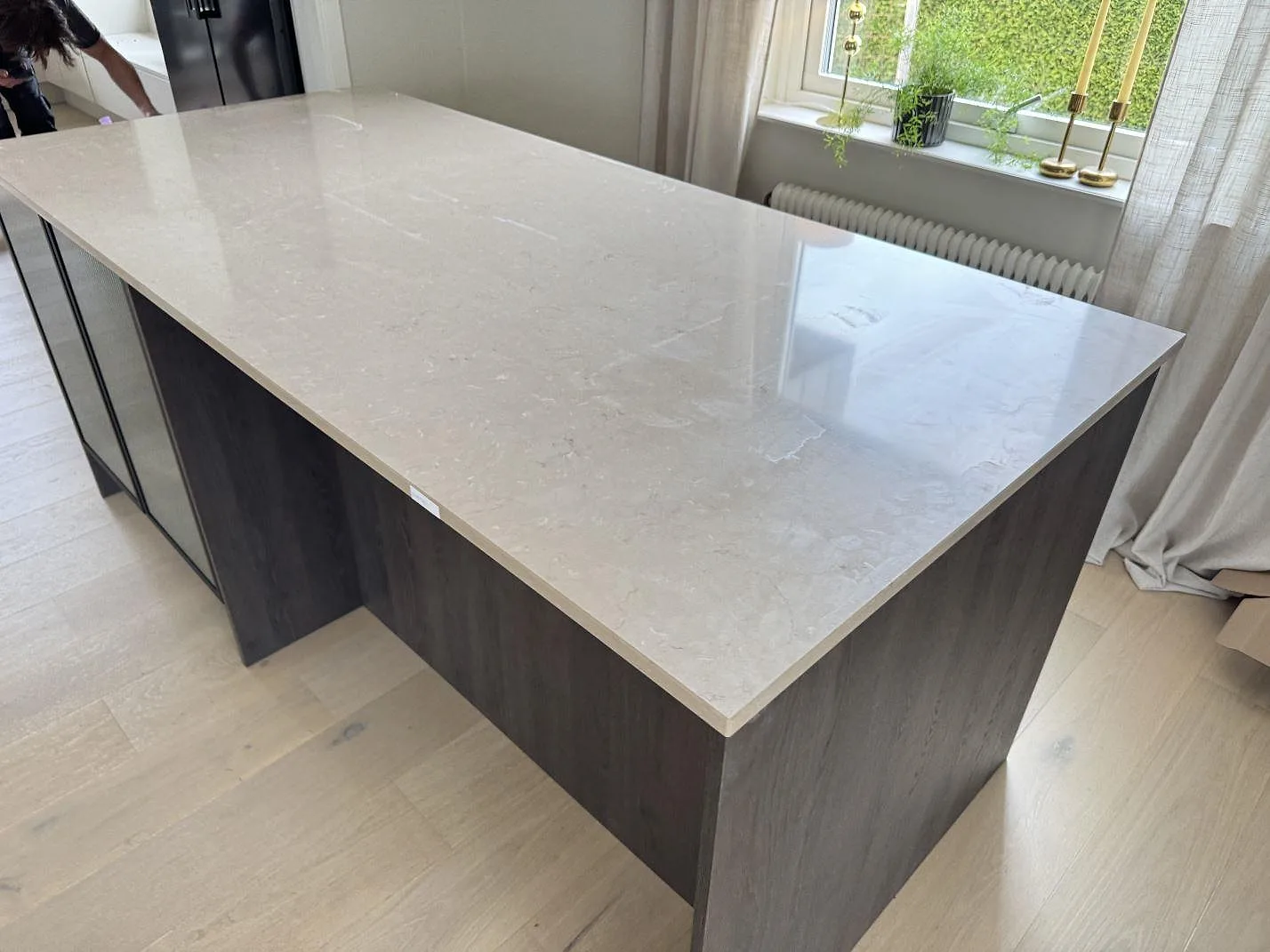 Köksö med bänkskiva i polerad Silestone Coral Clay, komposit, vid fönster i Gullbrandstorp.