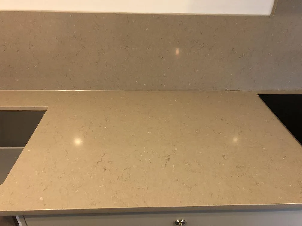 Hörn av bänkskivan i Silestone Coral Clay med underlimmad rostfri diskho i ett kök i Hällingsjö.