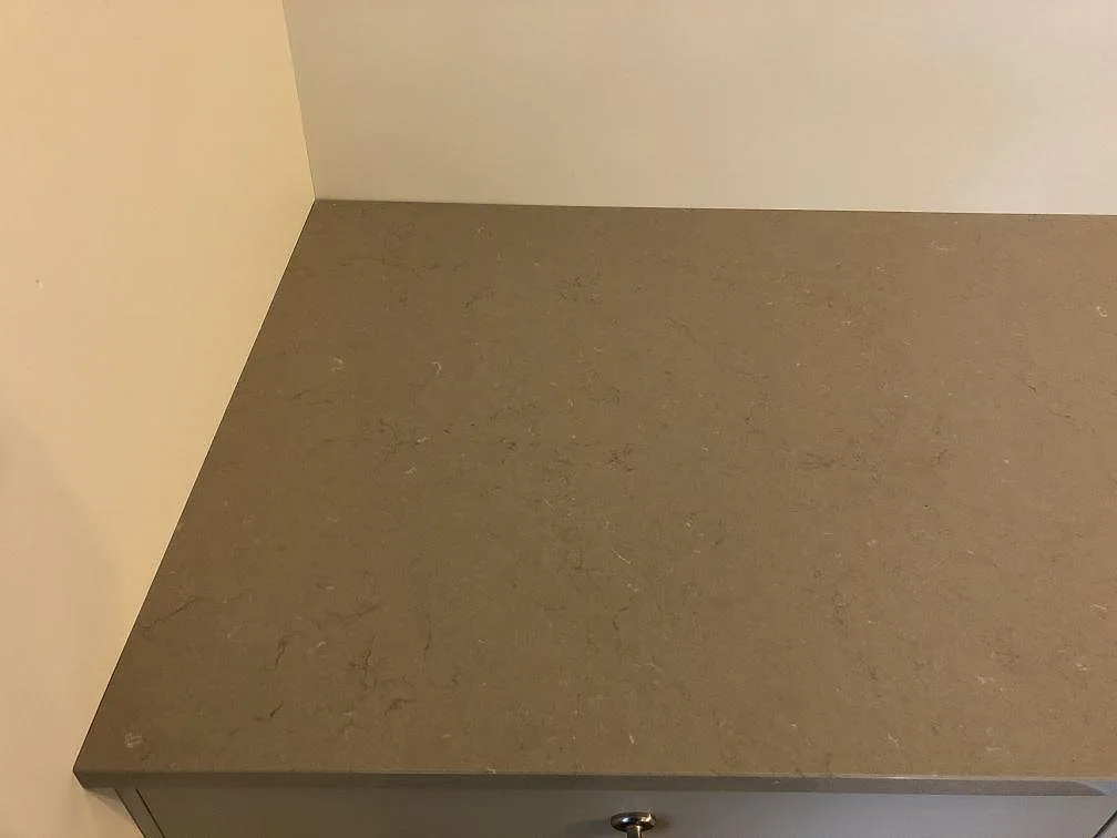 Detalj av den beige Silestone Coral Clay-bänkskivan med diskret ådring i ett kök i Hällingsjö.