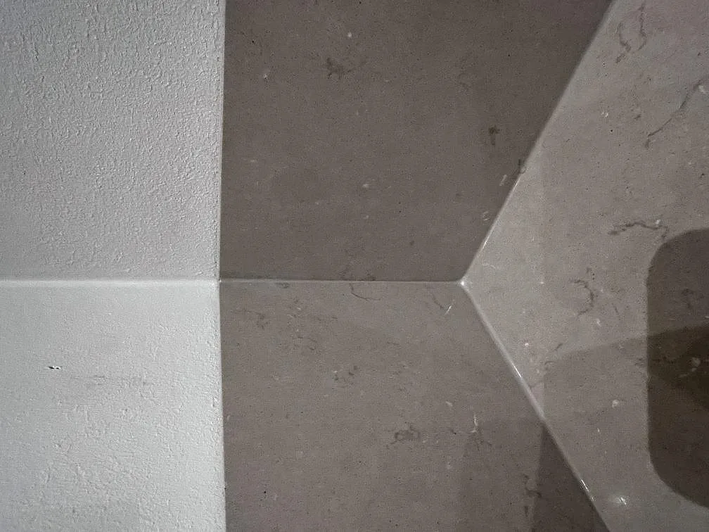 Närbild på den polerade ytan i Silestone Coral Clay med diskret ådring i ett kök i Hässleholm.