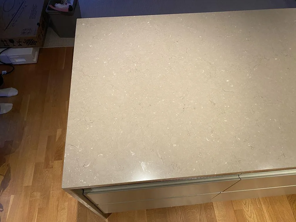 Närbild på polerad Silestone Coral Clay som köksö, med ljus stenbild och blank yta i Hässleholm.