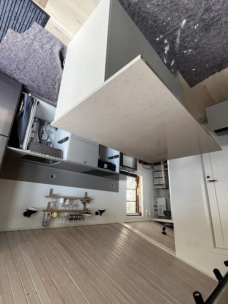 Köksbänkskiva i Silestone Coral Clay under montering med öppna stommar i ett kök i Heberg.