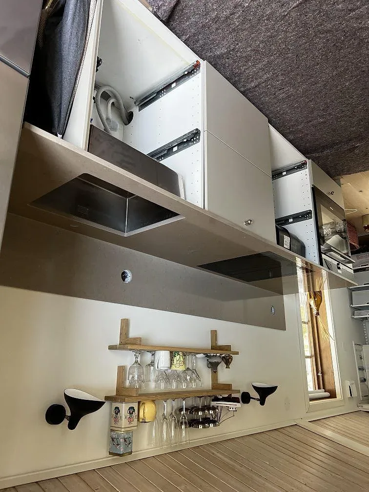 Närbild på underlimmad rostfri diskho och kranhål i polerad Silestone Coral Clay i ett kök i Heberg.
