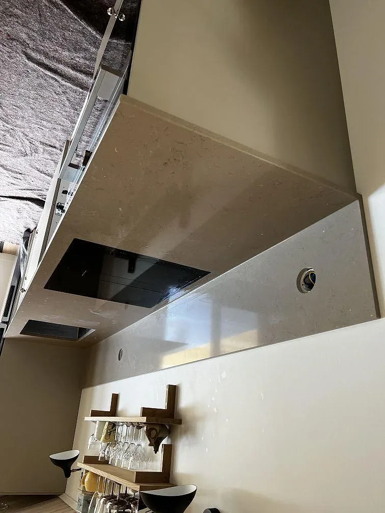Bänkskiva i Silestone Coral Clay med urtag för diskho och kranhål samt heltäckande stänkvägg i samma sten i Heberg.