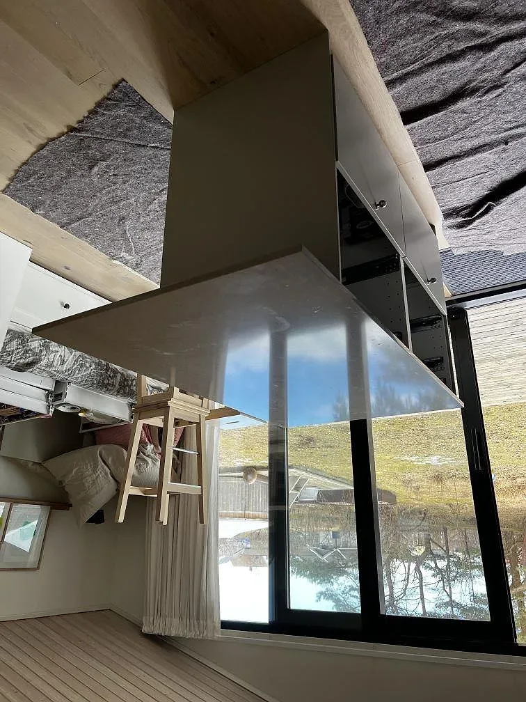 Köksbänkskiva och köksö i Silestone Coral Clay, polerad i varm lergrå ton, i ett kök under montering i Heberg.