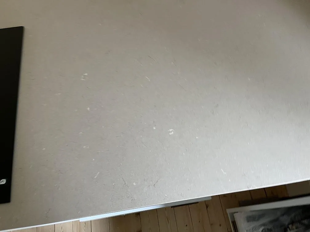 Närbild på den fint ådrade ytan på en köksbänkskiva i Silestone Coral Clay i Hestra.