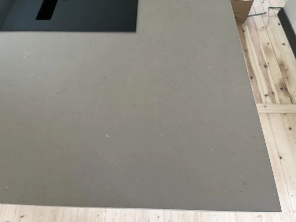 Svart induktionshäll infälld i en köksbänkskiva av Silestone Coral Clay i ett kök i Hestra.