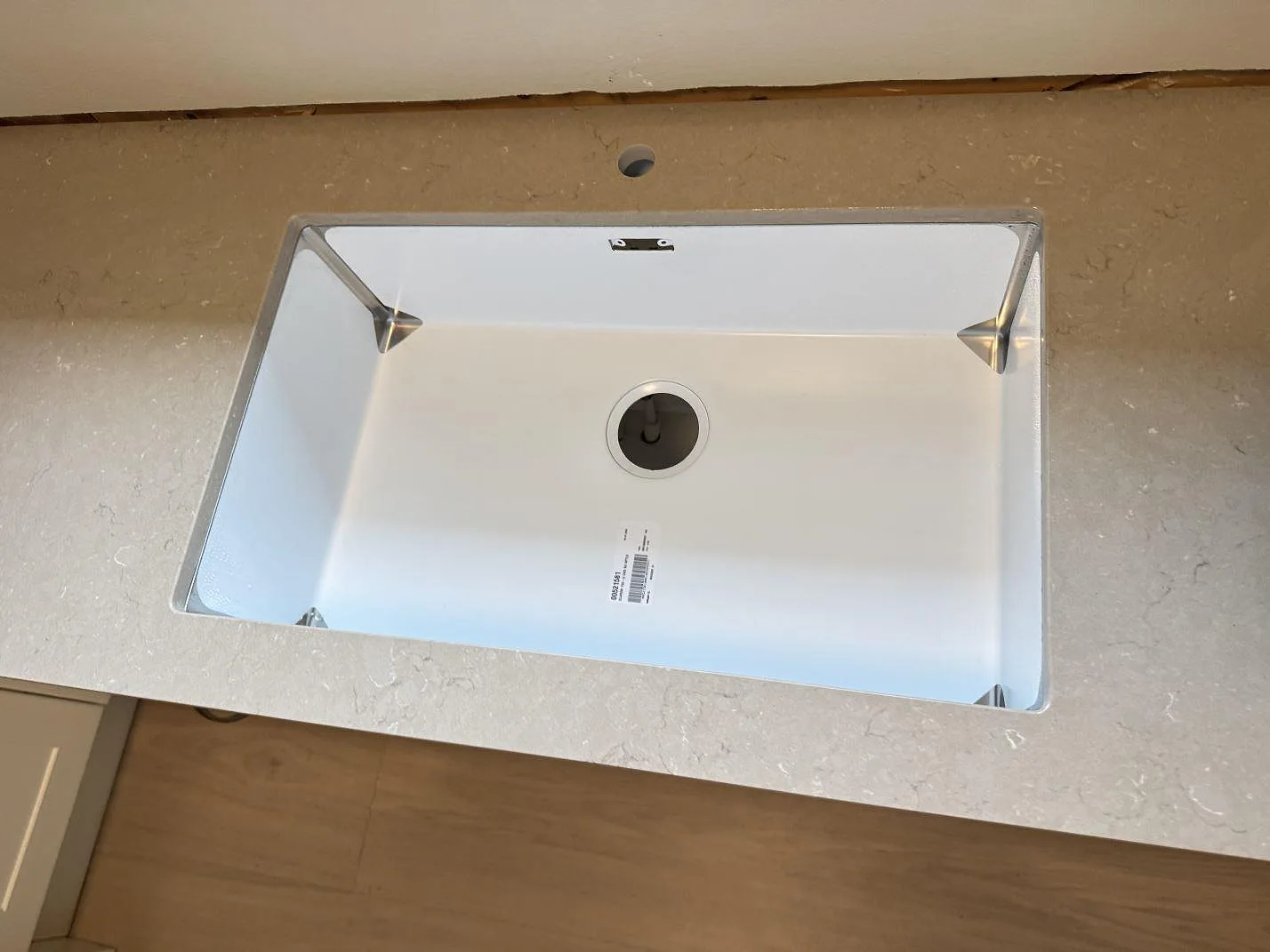 Detalj av diskhoöppning i polerad Silestone Coral Clay, beigegrå kompositbänkskiva i ett kök i Hisings Backa.