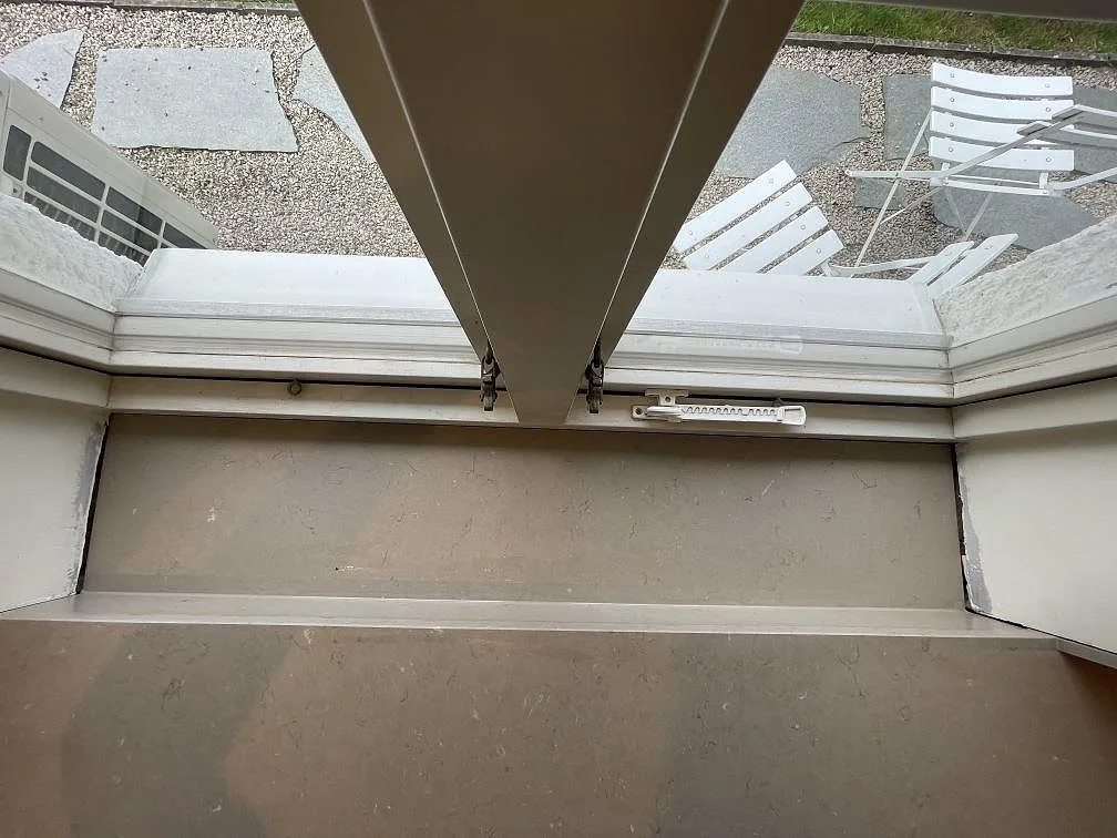 Installerad Coral Clay-sten vid stora altandörrar i ett kök med gråbeige komposit i Höllviken.