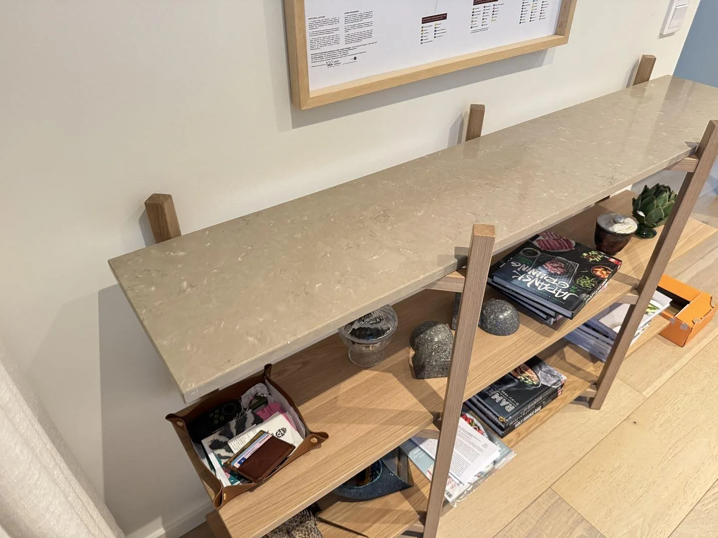 Lång skiva i Silestone Coral Clay på träinredning, polerad yta med ljusa inslag, i ett hem i Höllviken.