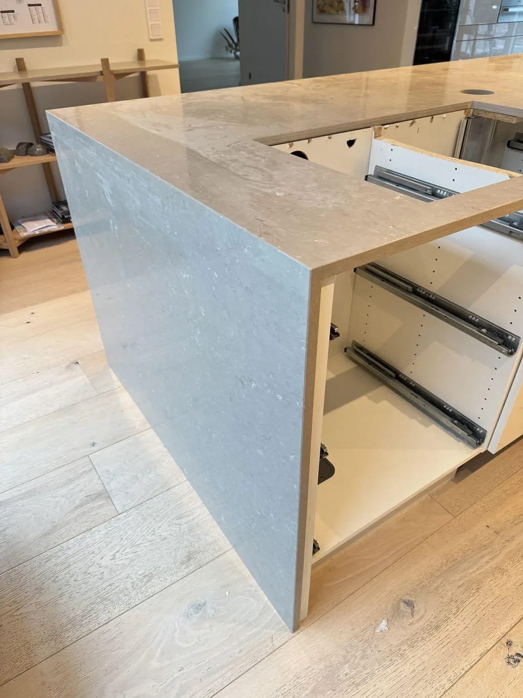 Köksö i Silestone Coral Clay med polerad ovansida och stenklädd sida, fotograferad under montering i Höllviken.