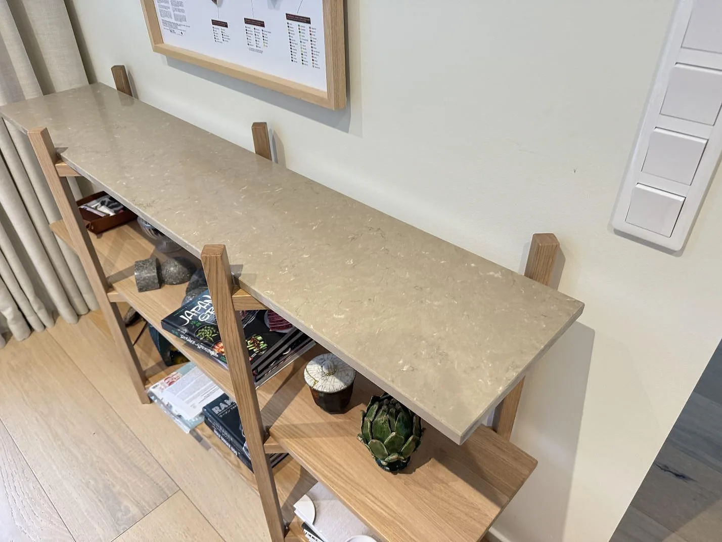 Separat skiva i Silestone Coral Clay, polerad komposit, monterad på träinredning vid köket i Höllviken.