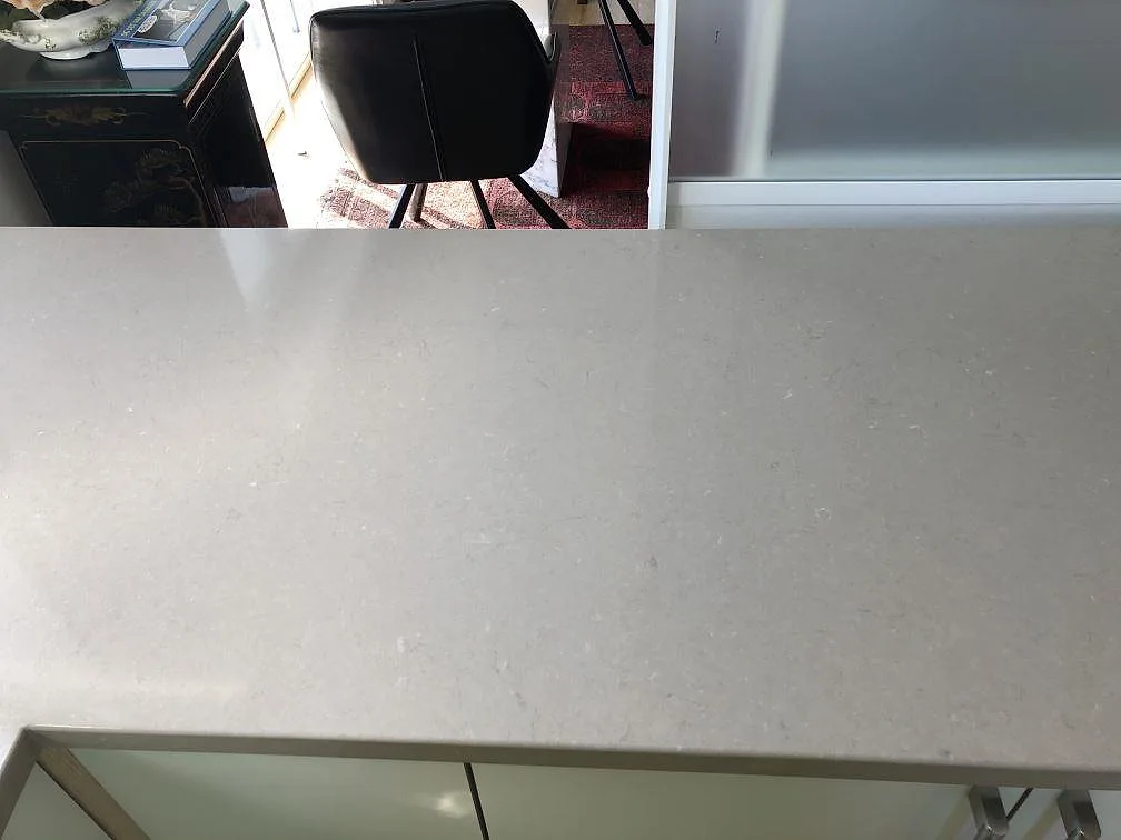 Bänkskiva i polerad Silestone Coral Clay med diskret ådring i en varm taupe-ton i ett kök i Holbæk.