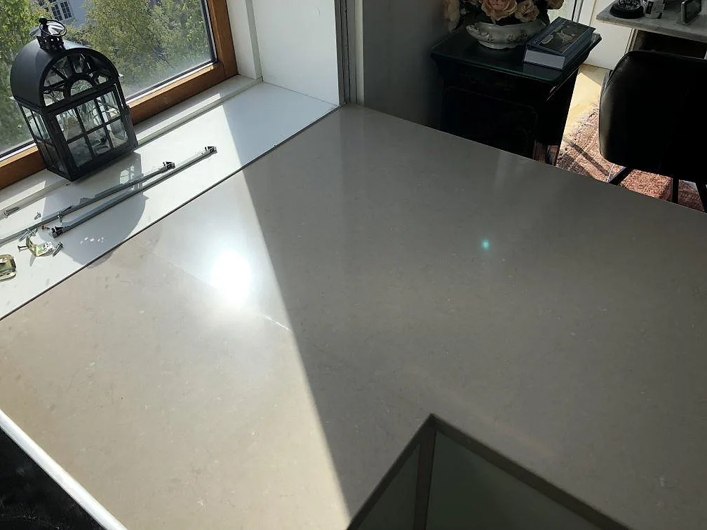 Infälld Bosch induktionshäll i en köksbänkskiva av Silestone Coral Clay i ett kök i Holbæk.