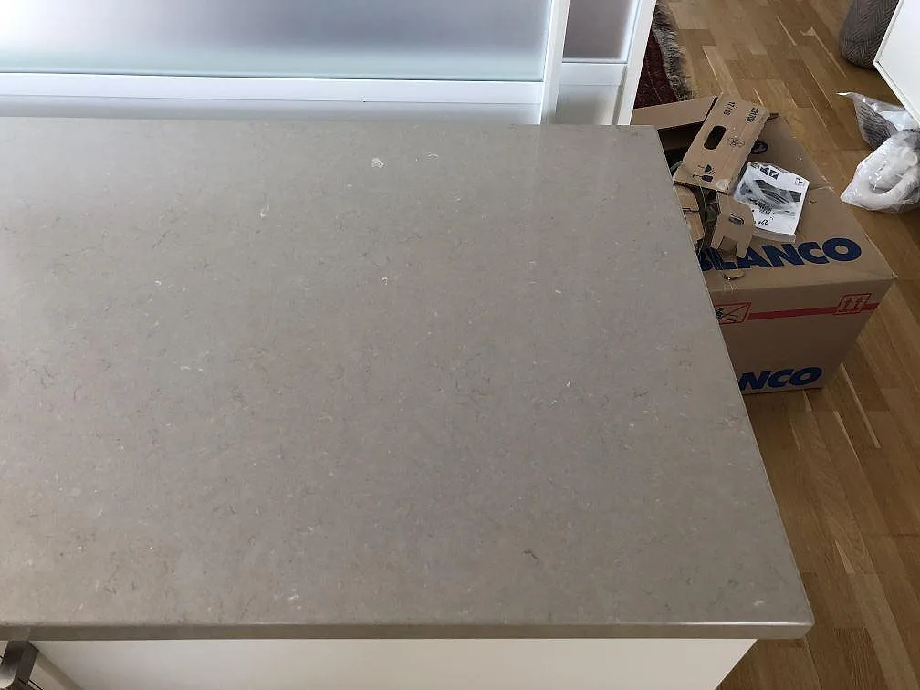 Köksbänkskiva i Silestone Coral Clay sedd ovanifrån, greige kvartskomposit med polerad yta i ett kök i Holbæk.