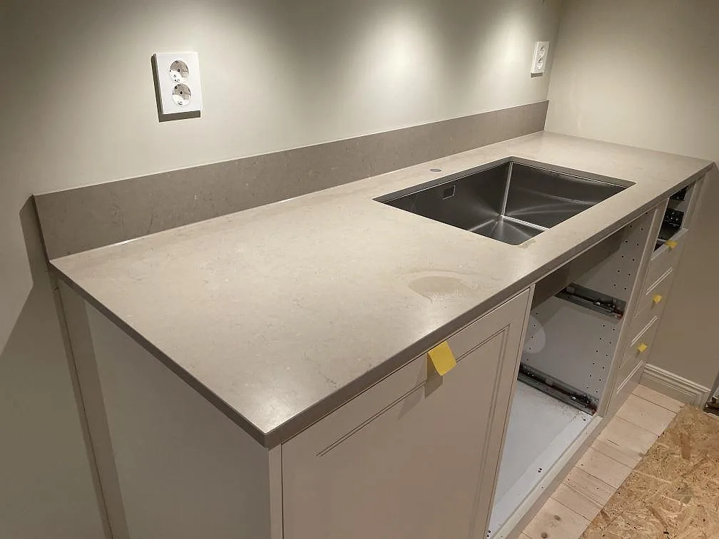 Rak köksbänk i Silestone Coral Clay, Mocka, med låg stänkkant och underlimmad rostfri diskho i Vetlanda.