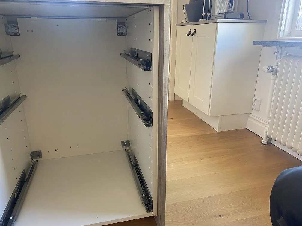 Detalj av köksöstomme med monterad stenkant i matt Silestone Coral Clay komposit och väggbänk vid fönster i Jönköping.
