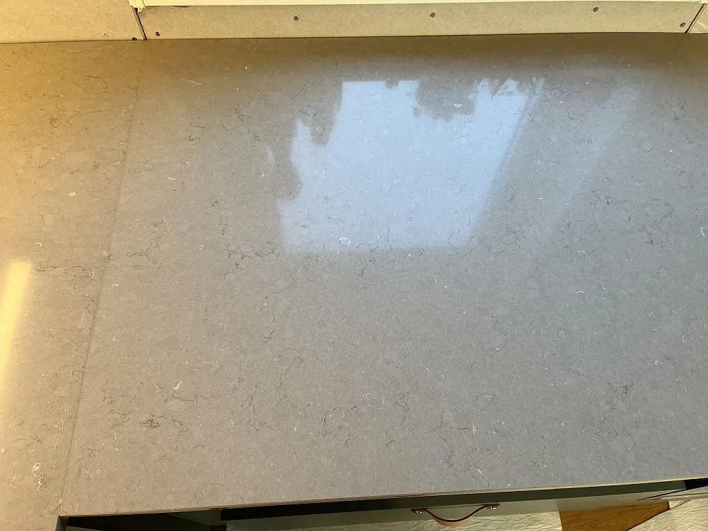 Närbild ovanifrån på den matta ytan och fina ådringen i en köksbänkskiva av Silestone Coral Clay, Kållered.