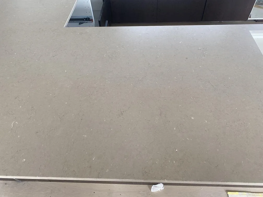 Närbild ovanifrån på den matta greige ytan i Silestone Coral Clay med ljusa korn och diskret ådring i ett kök i Kalmar.