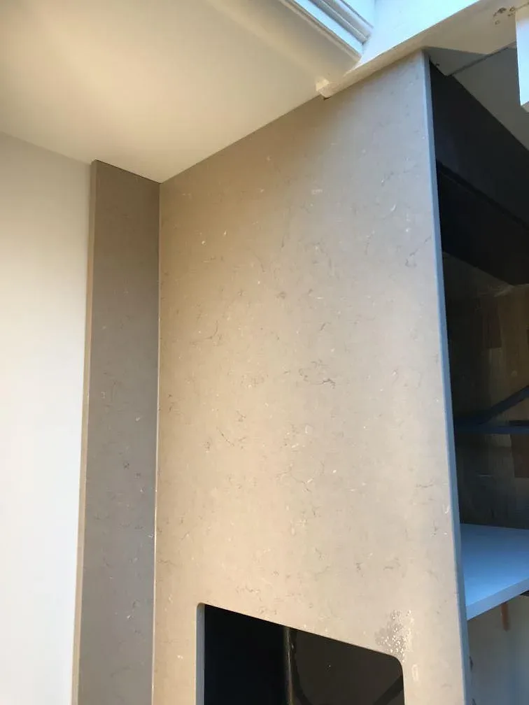 Köksbänkskiva i Silestone Coral Clay med underlimmad diskho och uppvikt stänkkant, matt greige komposit, i Kalmar.