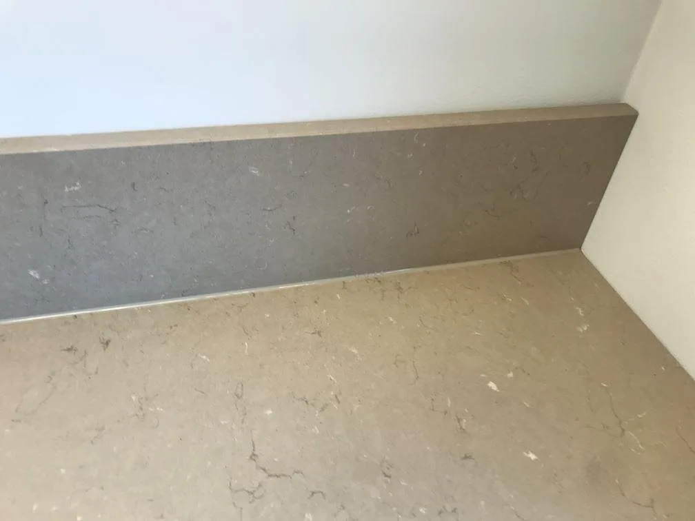 Stänkkant och fönsterbänk i Silestone Coral Clay, matt kvartskomposit i varm greige ton, i ett kök i Kalmar.