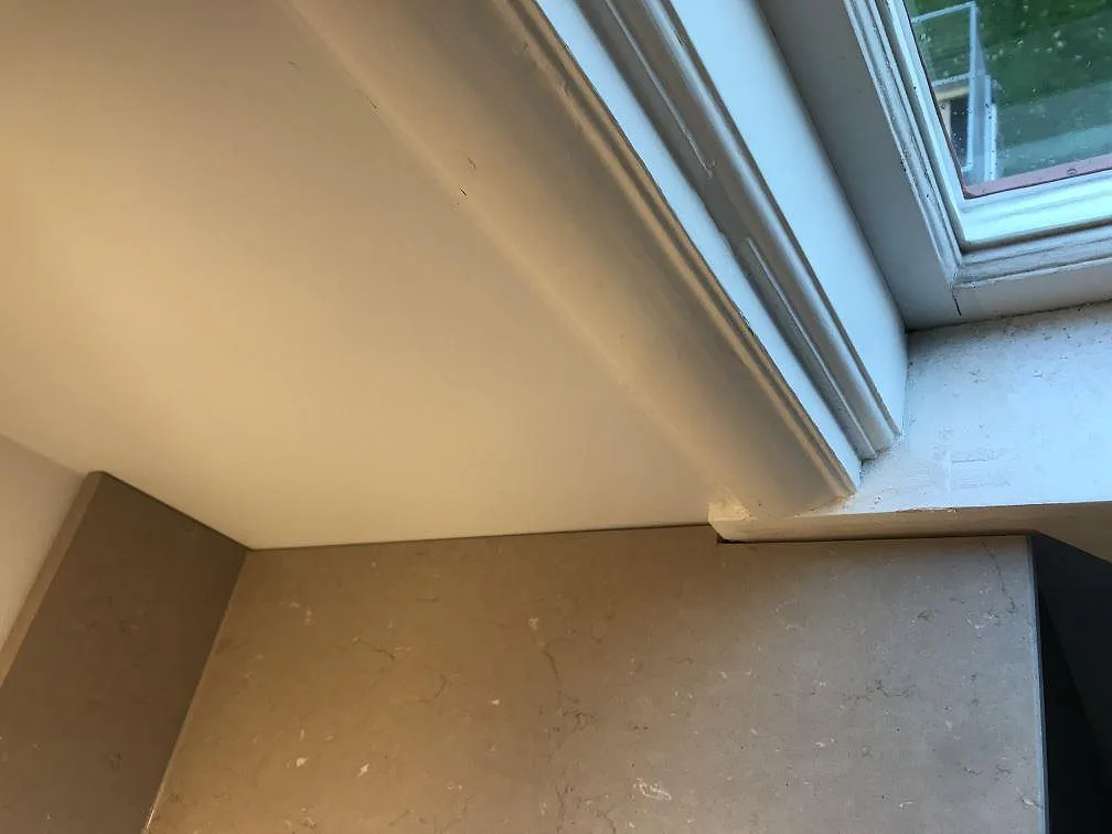 Fönstersmyg och bänkskiva i matt Silestone Coral Clay i ett kök i Kalmar.