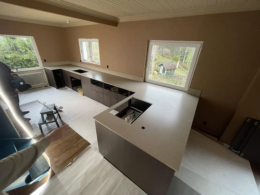 Översikt av köksbänkskiva i Silestone Coral Clay Mocka med synliga urtag under montering i Karlskoga.