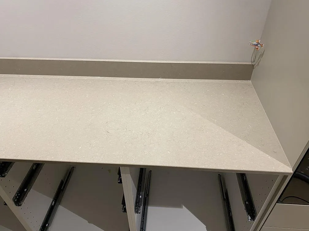 Köksbänk i Silestone Coral Clay med synlig ådring och låg stänkkant över lådstommar i Karlskrona.