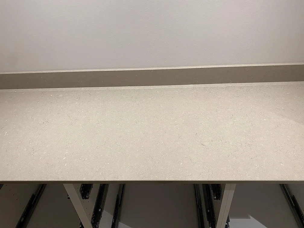 Nära bild på den polerade ytan i Silestone Coral Clay som visar den fina greige ådringen i ett kök i Karlskrona.