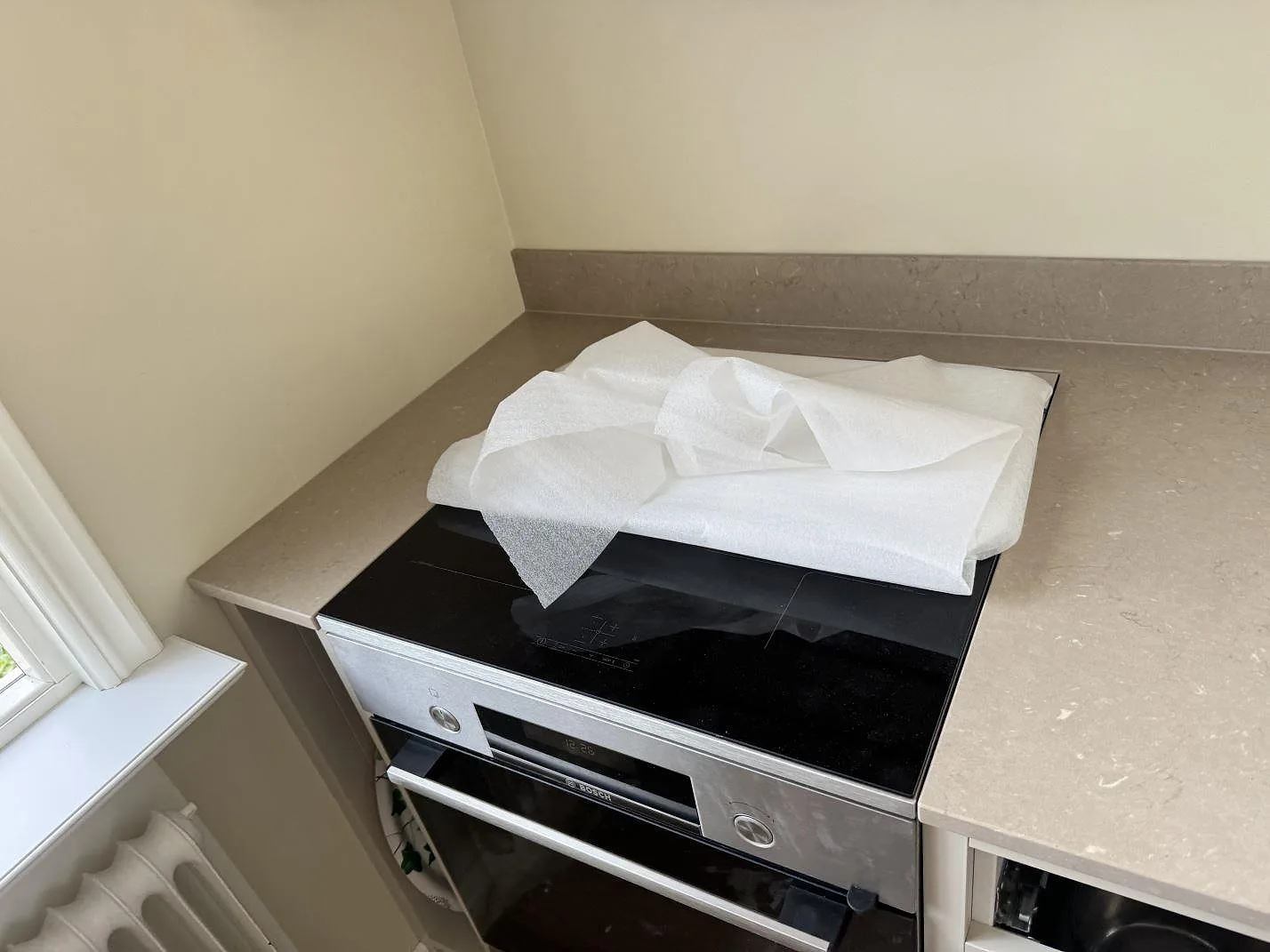 Detalj av Silestone Coral Clay i matt Mocka runt spis och stänkkant i köket i Karlskrona.
