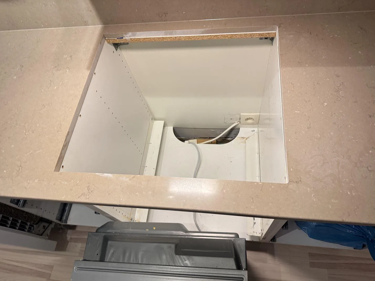 Topvy över urtag i köksbänkskiva av polerad Silestone Coral Clay med synlig ljus komposityta i Karlskrona.
