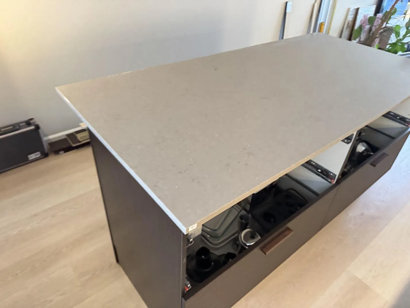 Närbild av polerad Silestone Coral Clay på köksö med ljus ådring och tunn kant i København.