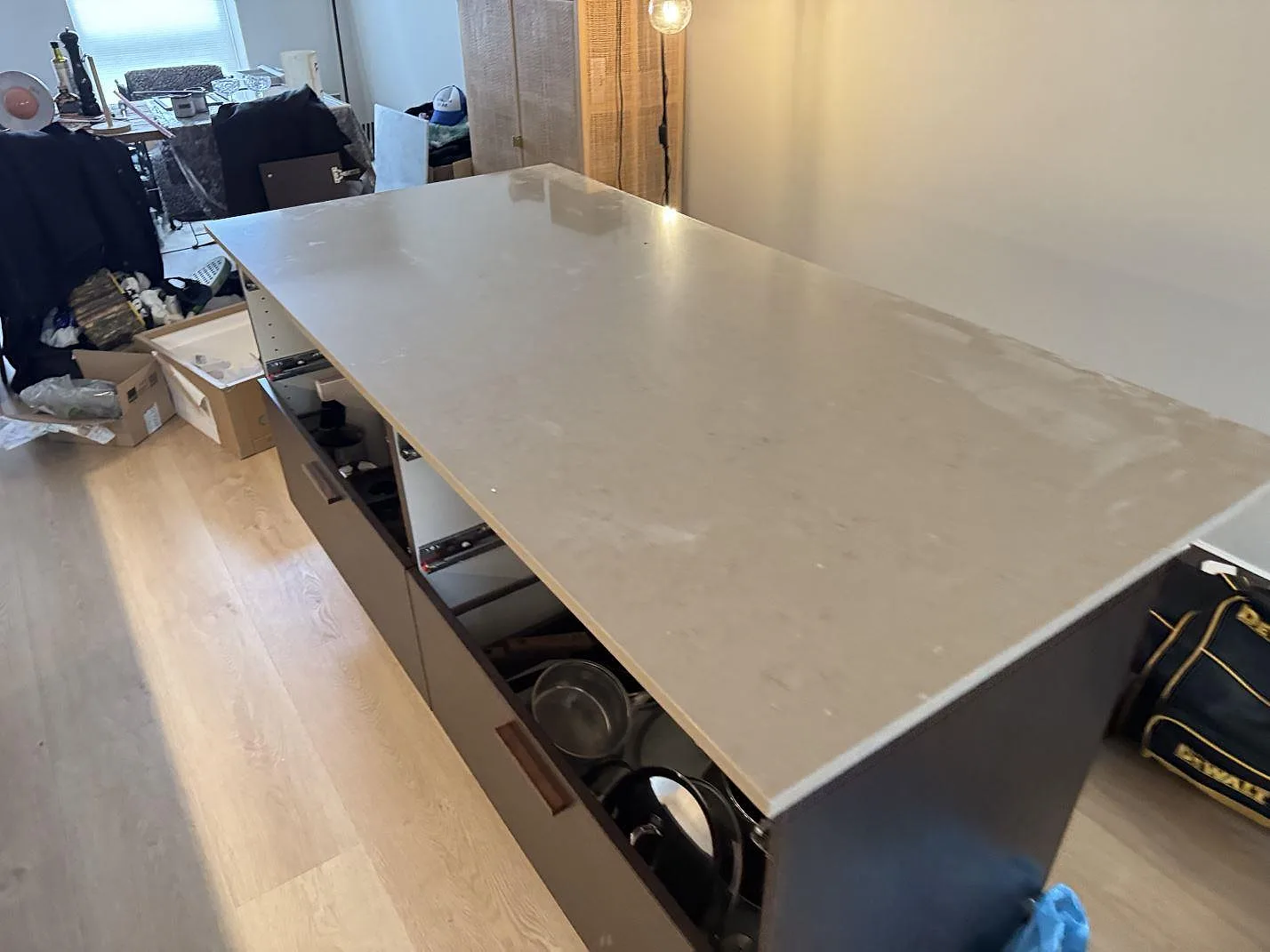 Stor köksö med polerad Silestone Coral Clay som bänkskiva i ett kök under montering i København.