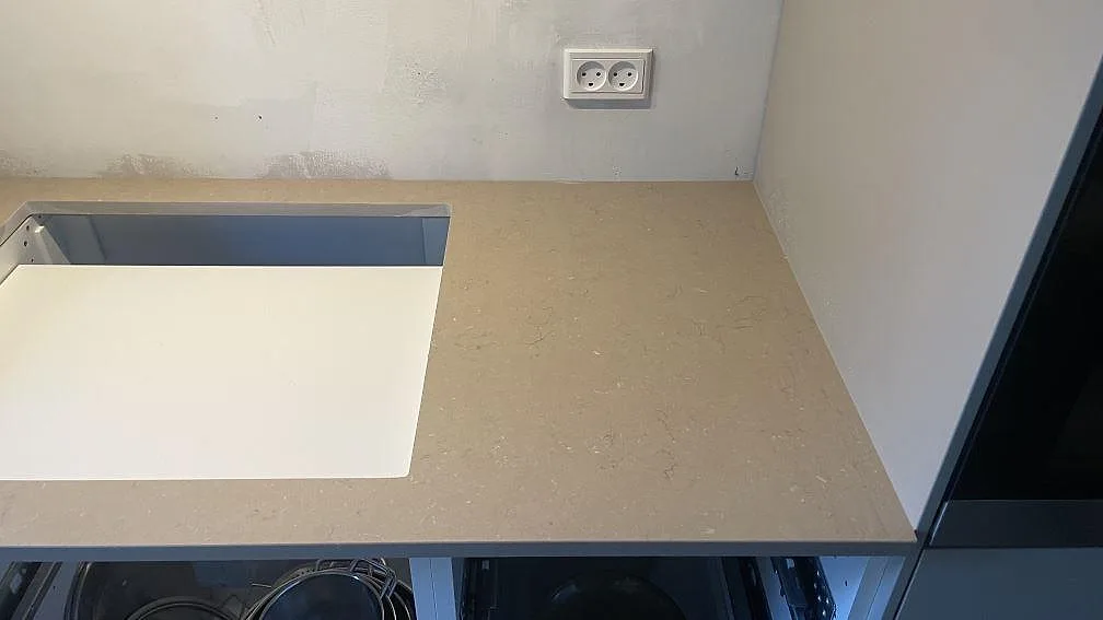 Köksbänkskiva i polerad Silestone Coral Clay med rektangulär öppning i ett kompakt kök i København N.