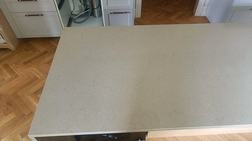 Bänkskiva i Silestone Coral Clay sedd ovanifrån med den mjuka kvartskompositytan i ett kök i København Ø.