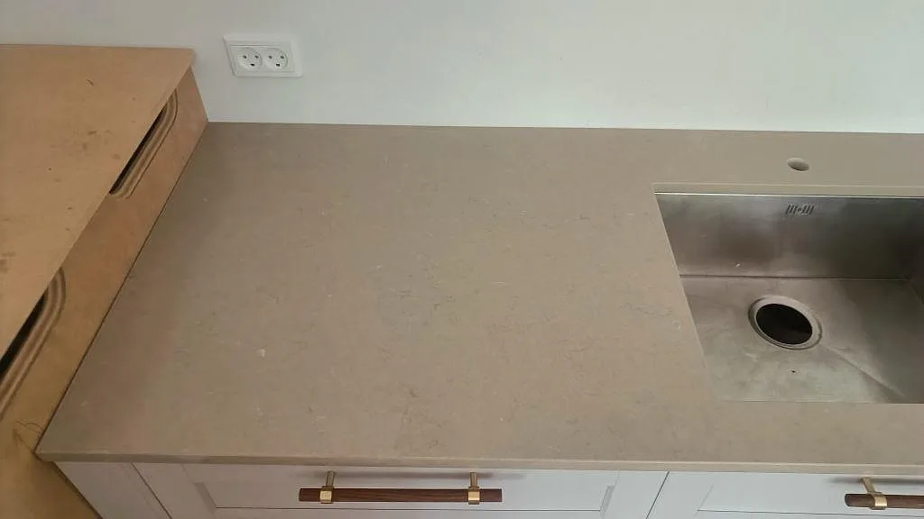 Perimeterbänk i Silestone Coral Clay med underlimmad rostfri diskho i ett kök i København Ø.