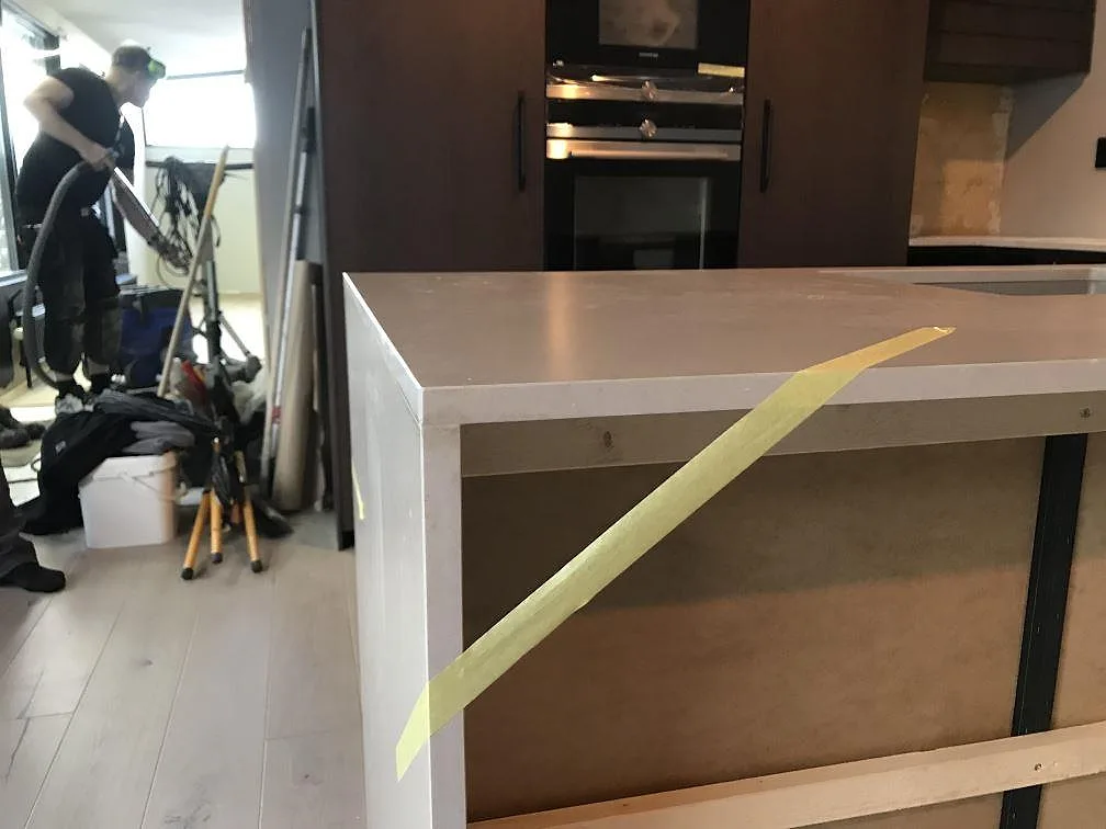 Köksö och bänkskiva i matt Silestone Coral Clay med varm gråbeige ton, fotad under montering i Kungsbacka.