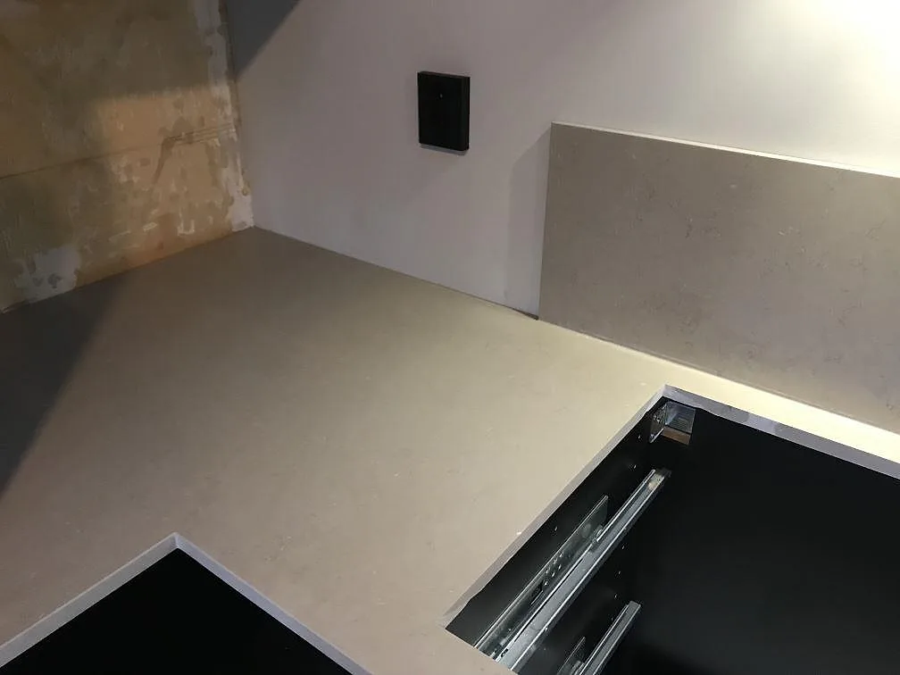 Ovanifrån sedd hörnbänk i matt Silestone Coral Clay som visar den varma greige-tonen och den mjuka ådringen, Kungsbacka.