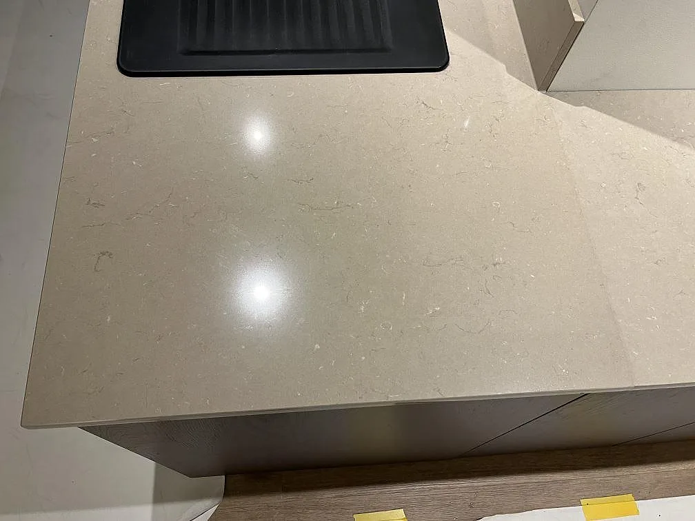 Närbild på den polerade ytan och den diskreta ådringen i Silestone Coral Clay på köksbänken i ett kök i Kungshamn.