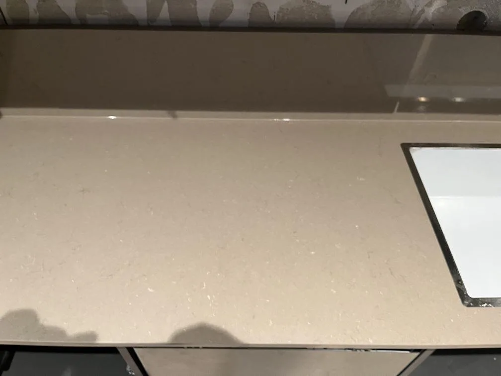 Bänkskiva i Silestone Coral Clay med underlimmad diskho med vit skyddsinsats i ett kök i Landskrona.