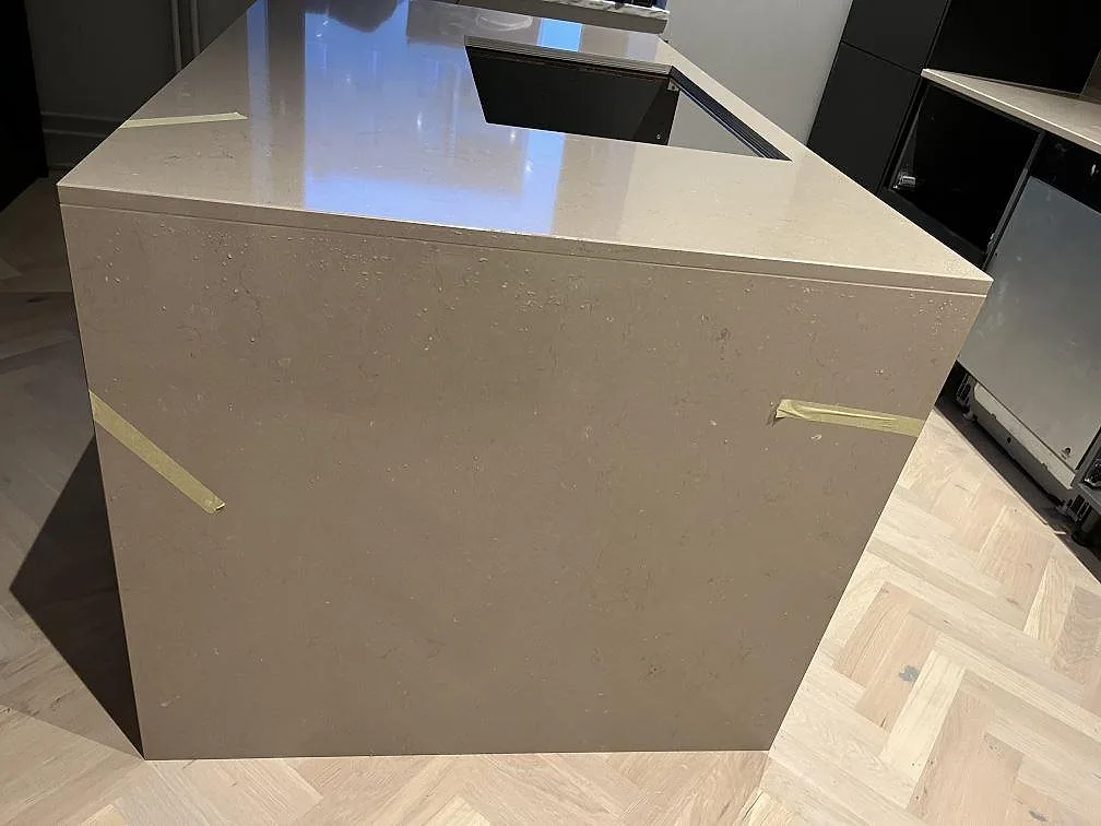 Köksbänkskiva i Silestone Coral Clay med underlimmad diskho och uppvikt stänkkant i samma sten i ett kök i Landskrona.