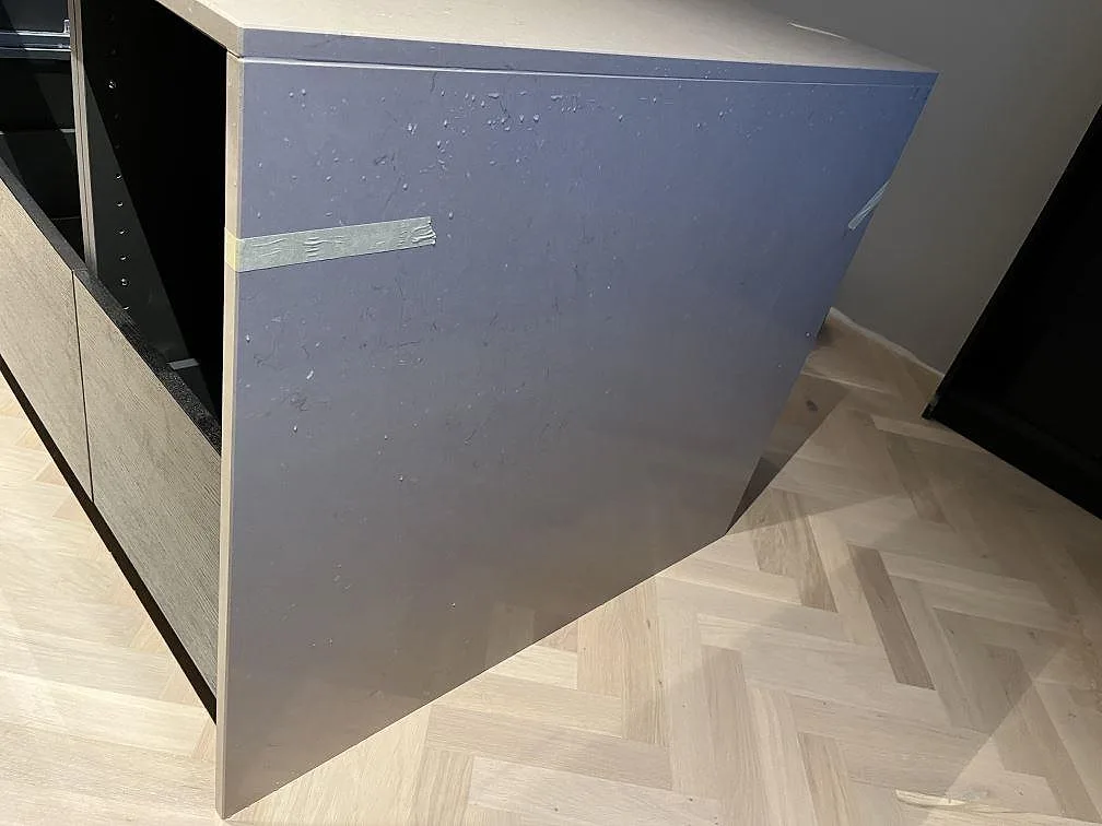 Köksö i Silestone Coral Clay med polerad stengavel, fotograferad under montering i ett kök i Landskrona.