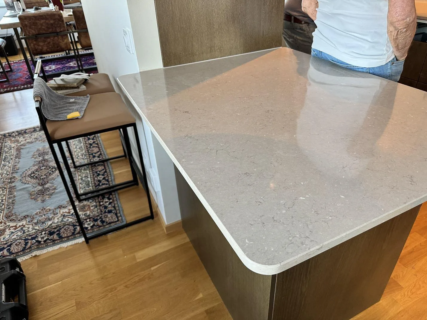 Avslutande bänkyta i polerad Silestone Coral Clay med rundat hörn och tydlig komposityta i kök i Landskrona.