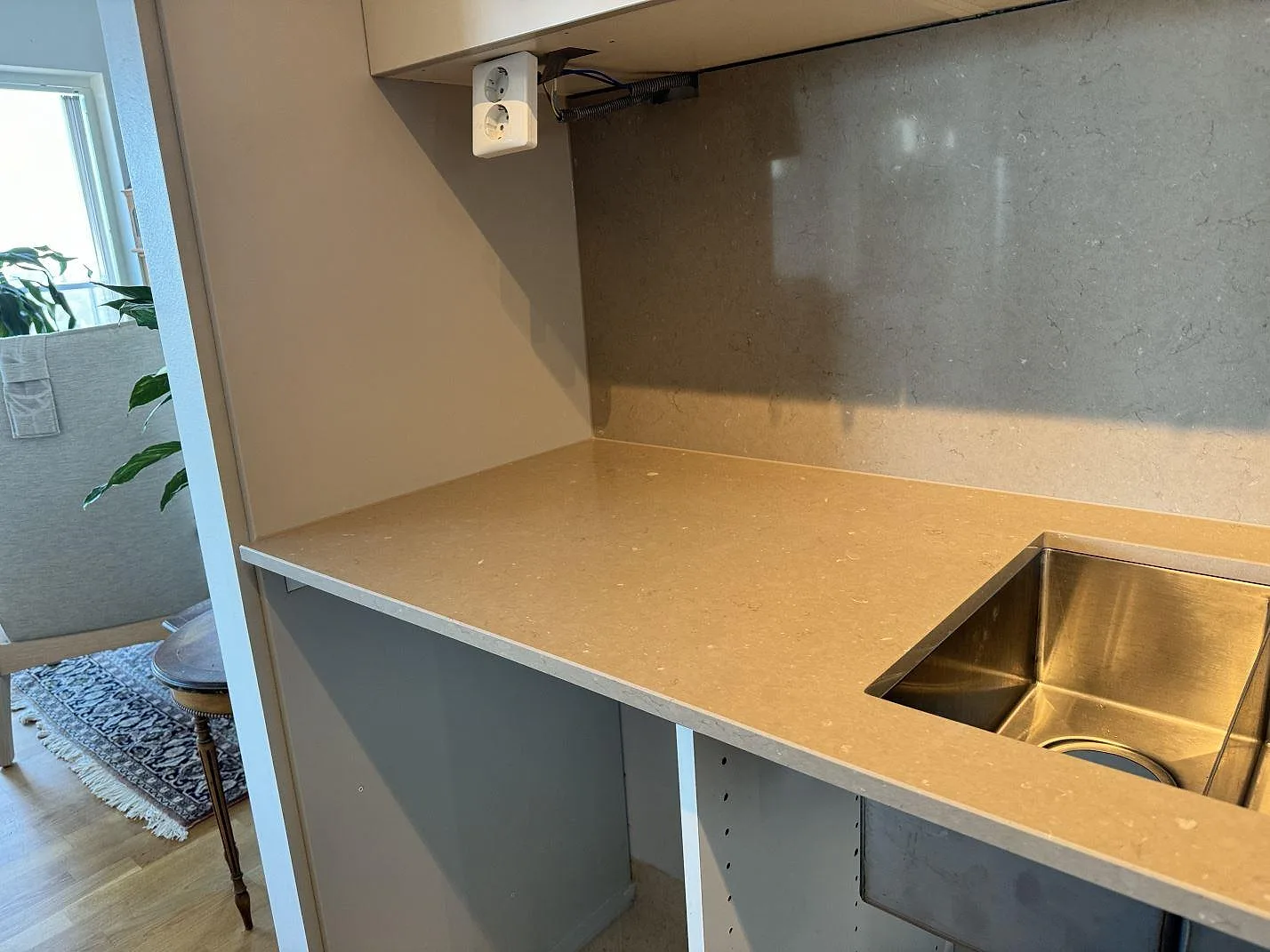Polerad Silestone Coral Clay som köksbänkskiva och stänkskydd med underlimmad rostfri diskho i Landskrona.