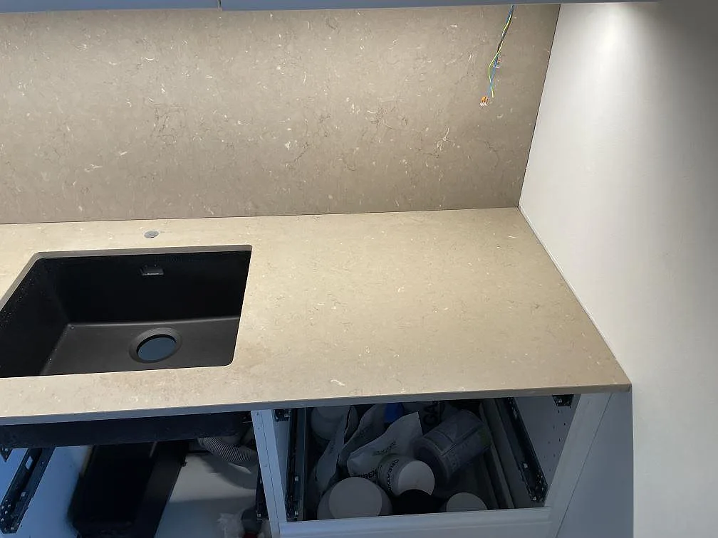 Sinkdel i matt Silestone Coral Clay med svart diskho, blandarhål och 12 mm stänkskydd i samma komposit i Landskrona.