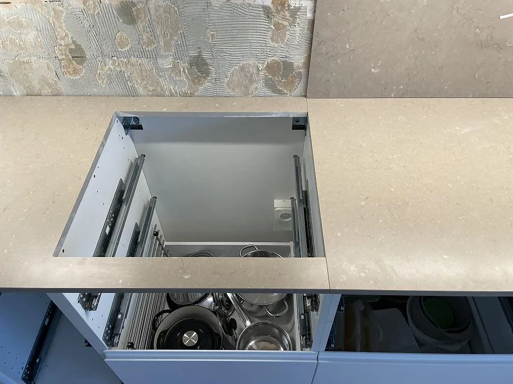 Hällöppning i matt Silestone Coral Clay köksbänkskiva med 12 mm stänkskydd och öppna köksstommar i Landskrona.